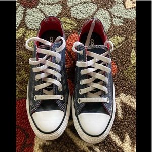 Navy blue women’s converse size 7 in great condition
